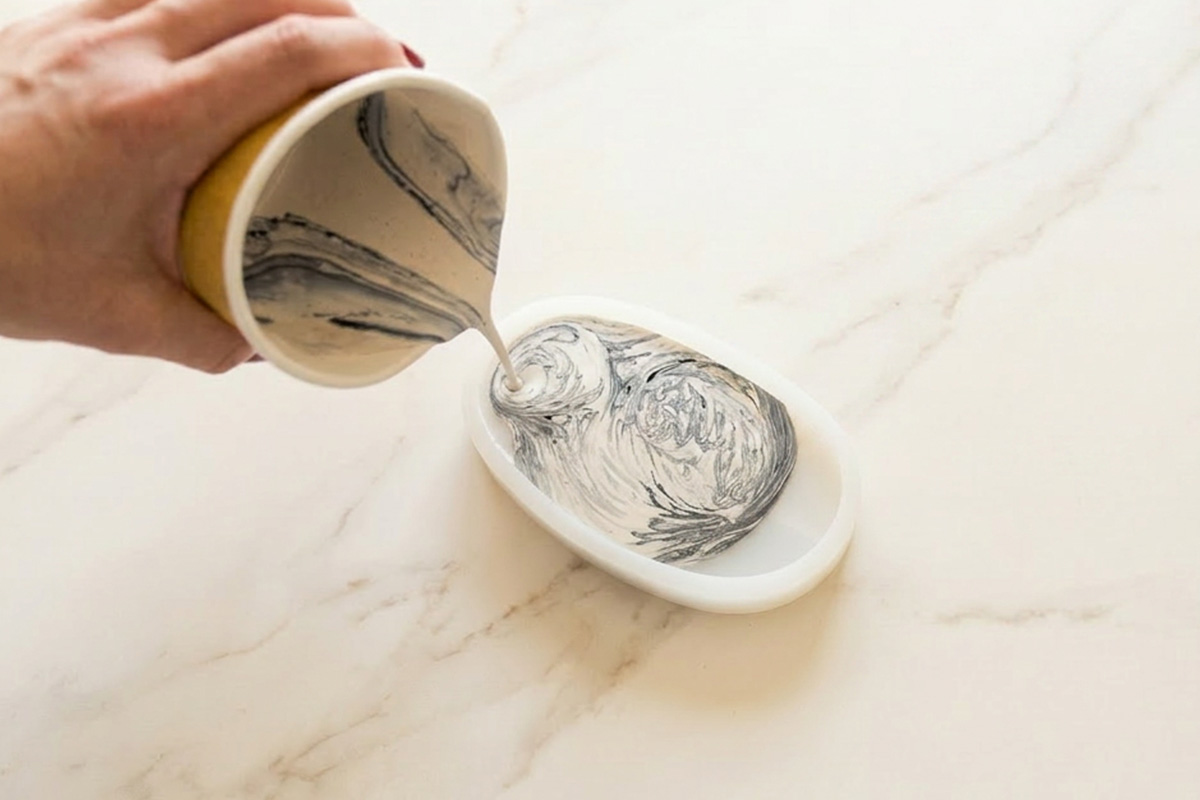 Versare la miscela di Jesmonite® in uno stampo in silicone per sottobicchieri