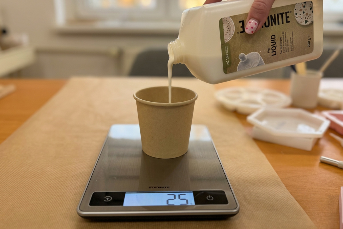 Pesare il Jesmonite® liquido e la polvere di base su una bilancia