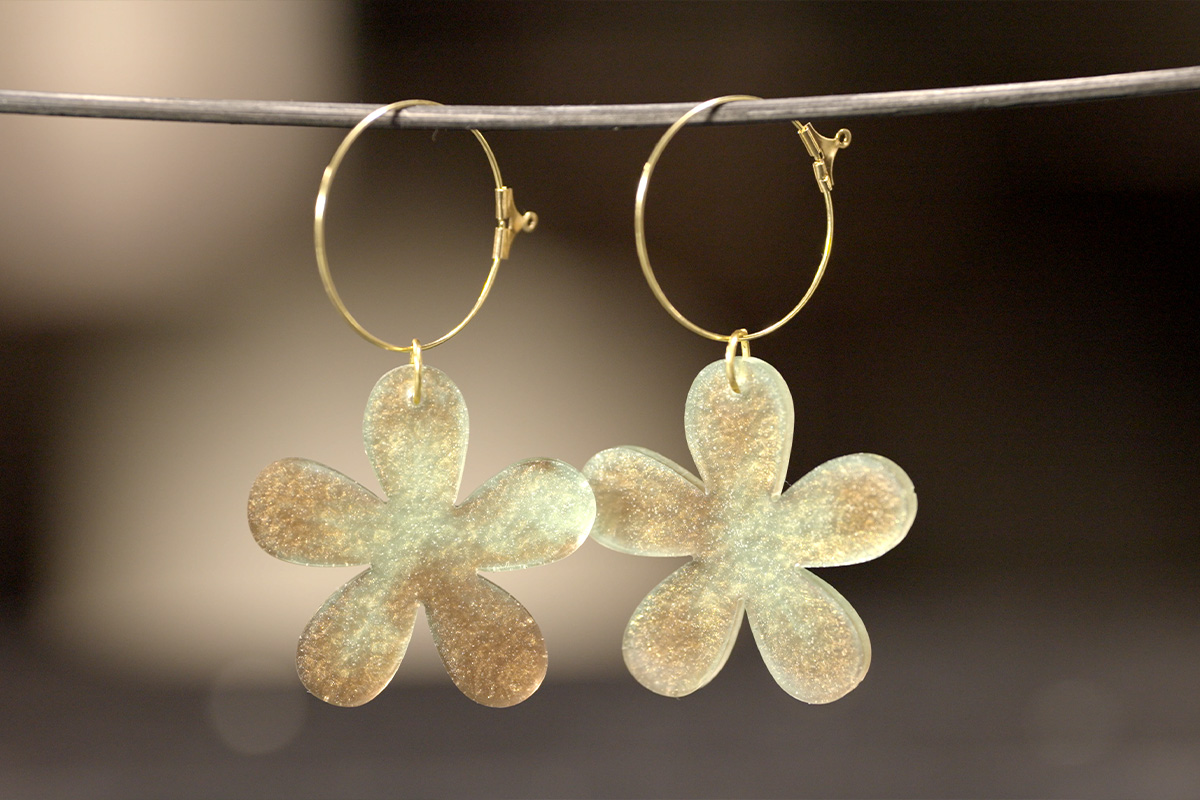 Translucent Reslin® pendant with dried flowers