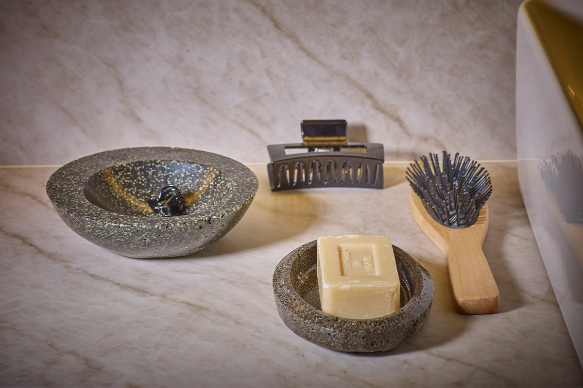 Porte-savon et vide-poches étanches Reslin® dans une salle de bain