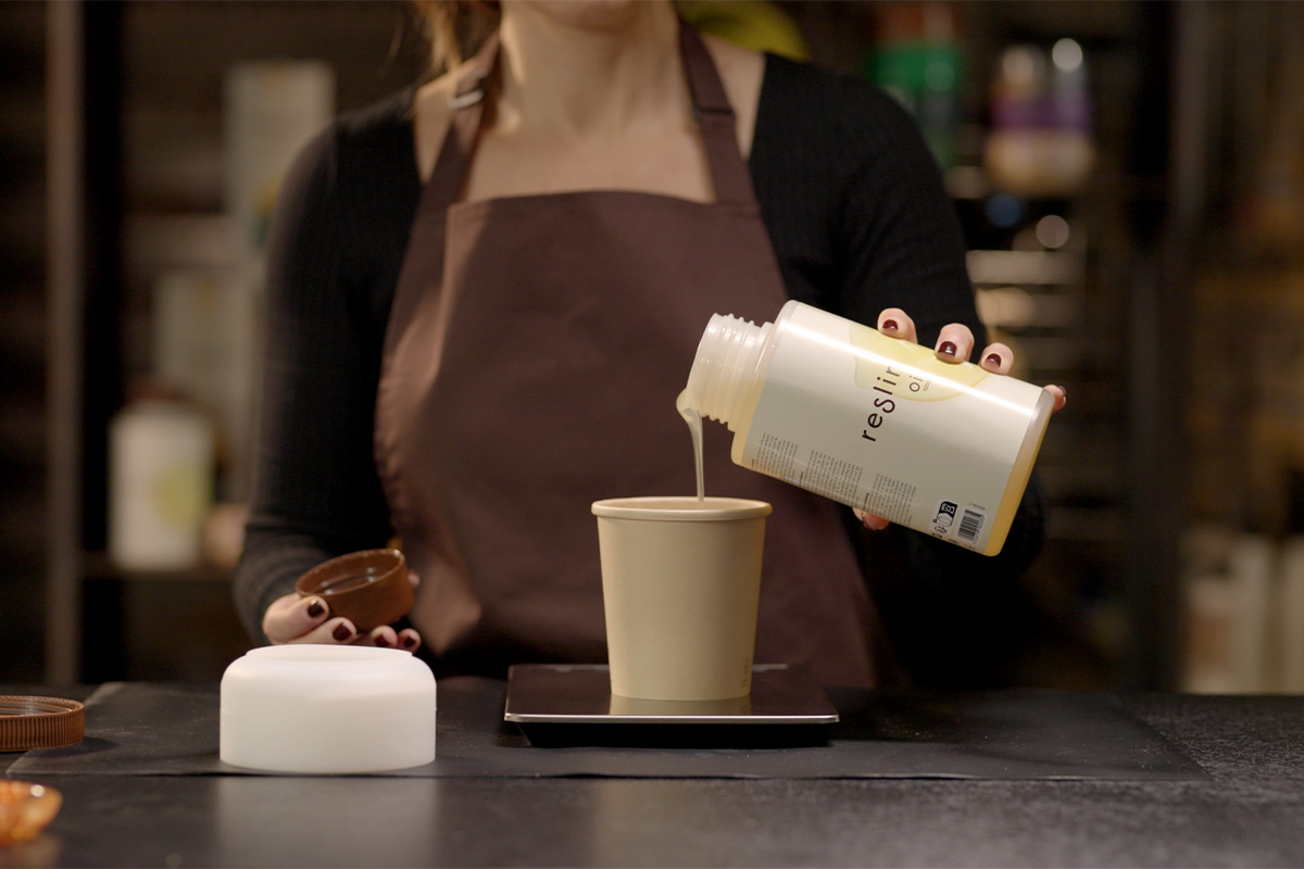 Verser l'huile Reslin® sur une balance pour la mélanger avec l'activateur